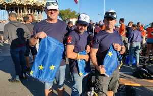 L'équipe est motivée d'utiliser ses sacs à déchets confectionnés dans de vieux drapeaux de mairie. 