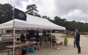 Briefing pour les enfants avant mise à l'eau, jojo notre ami à 4 pattes est très attentif aussi!